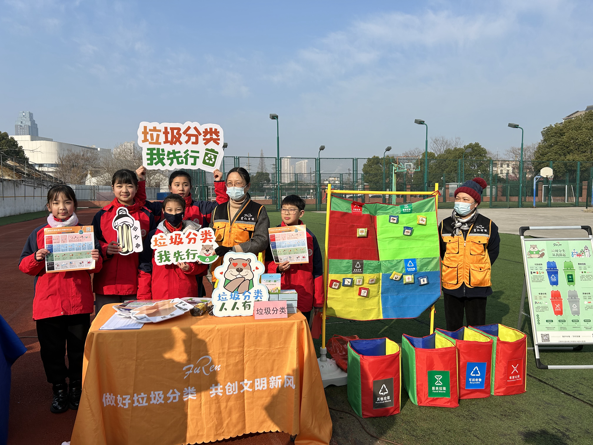 【活動(dòng)報(bào)道】學(xué)雷鋒、送服務(wù)，垃圾分類我先行